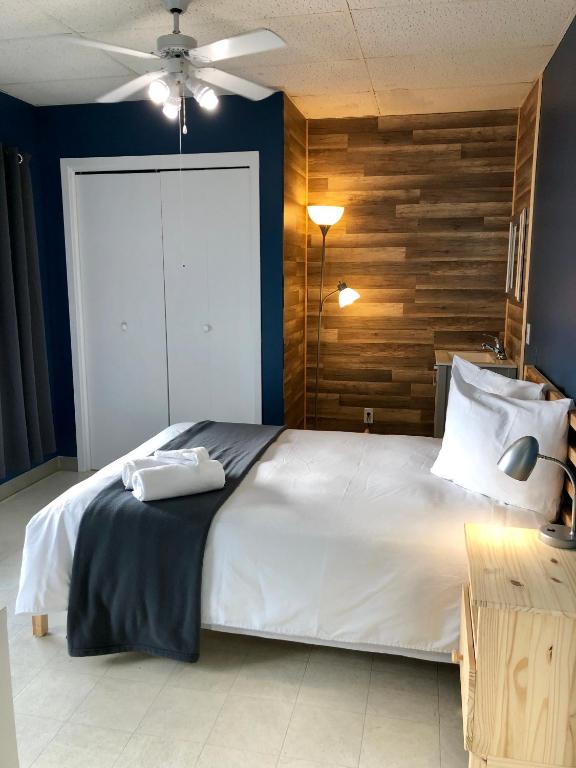 Postel nebo postele na pokoji v ubytování Bleu Mer, hôtel & résidences