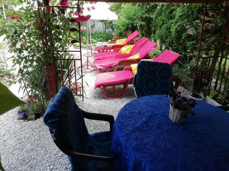 A garden outside Ilona Kis Kastély Panzió