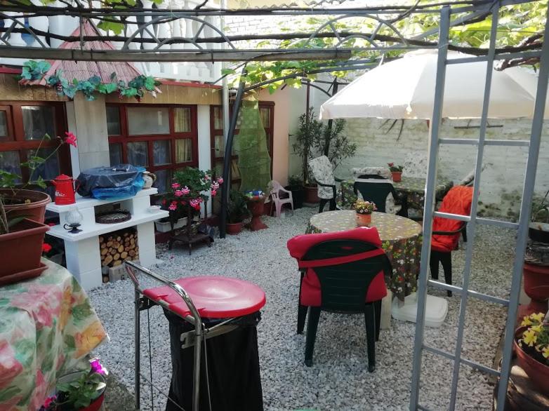 A restaurant or other place to eat at Ilona Kis Kastély Panzió