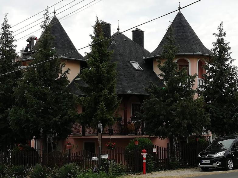 The building in which a vendégházakat is located