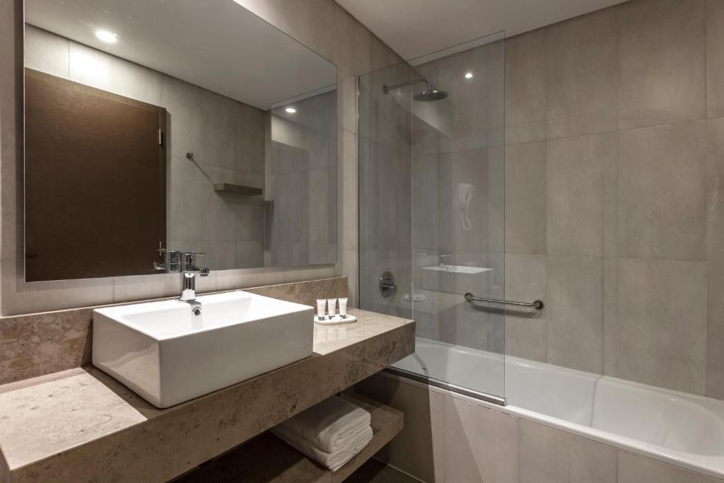Een badkamer bij Huinid Obelisco Hotel