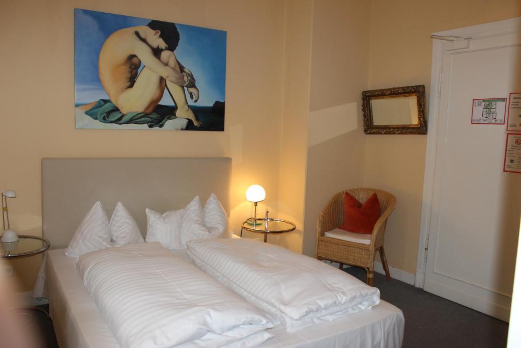 Postel nebo postele na pokoji v ubytování Hotel Drei Kronen