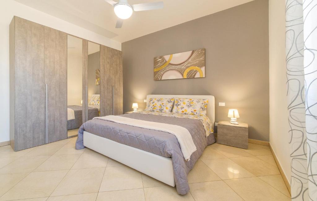1 dormitorio con 1 cama y una pintura en la pared en Casa Terry 1, en Menfi