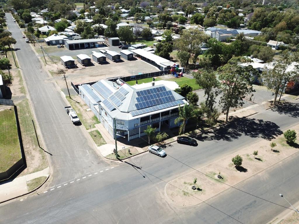 eine Aussicht auf ein Gebäude mit Sonnenkollektoren in der Unterkunft Terminus Hotel in Coonamble