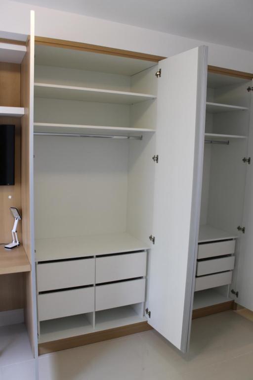  Apartamento Barra da Tijuca 2 Quartos Suítes Sala Cozinha completa e Serviço