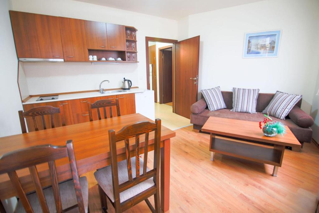 バンスコにあるBanskoSuperSkiのキッチンとテーブルとソファのあるリビングルーム