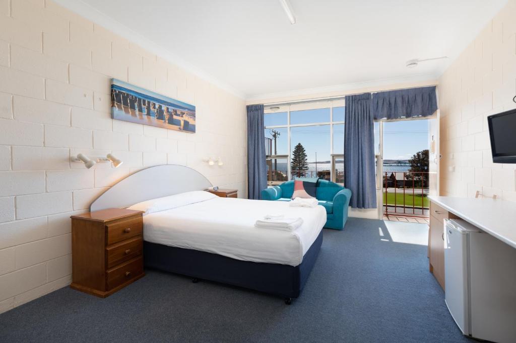 een hotelkamer met een bed en een televisie bij Blue Seas Motel in Port Lincoln