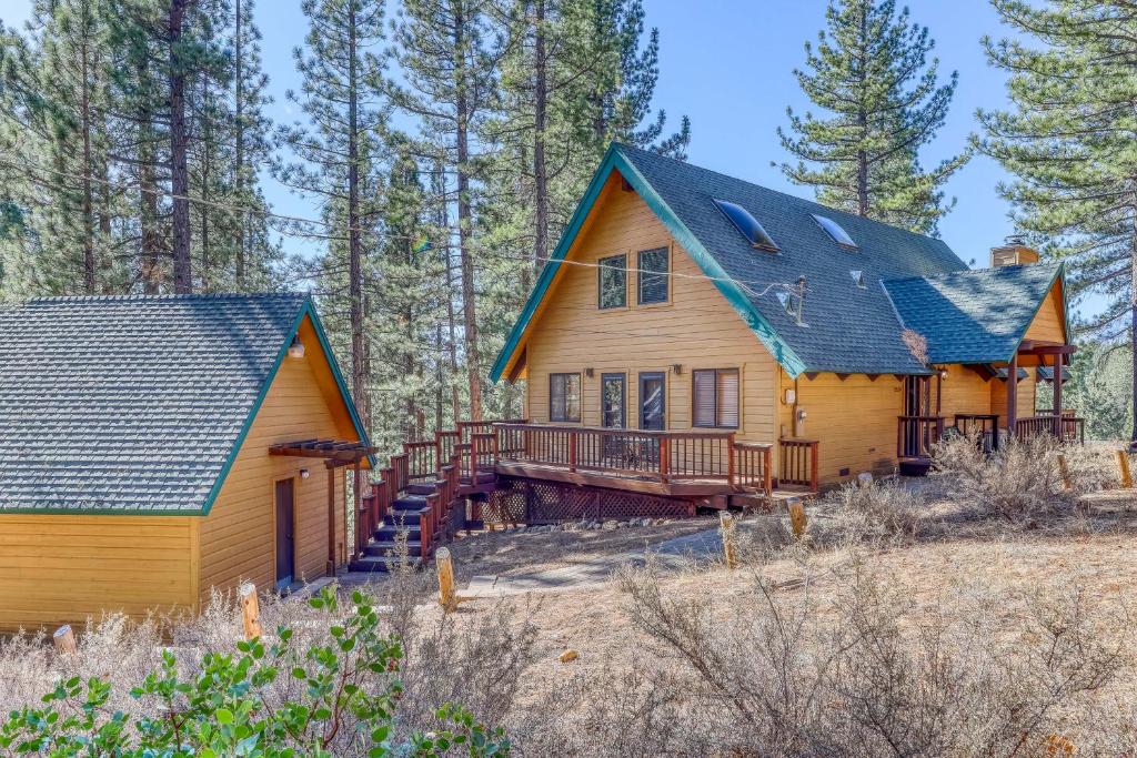 uma cabana de madeira com um alpendre e um deque em Tallac Views Getaway em South Lake Tahoe