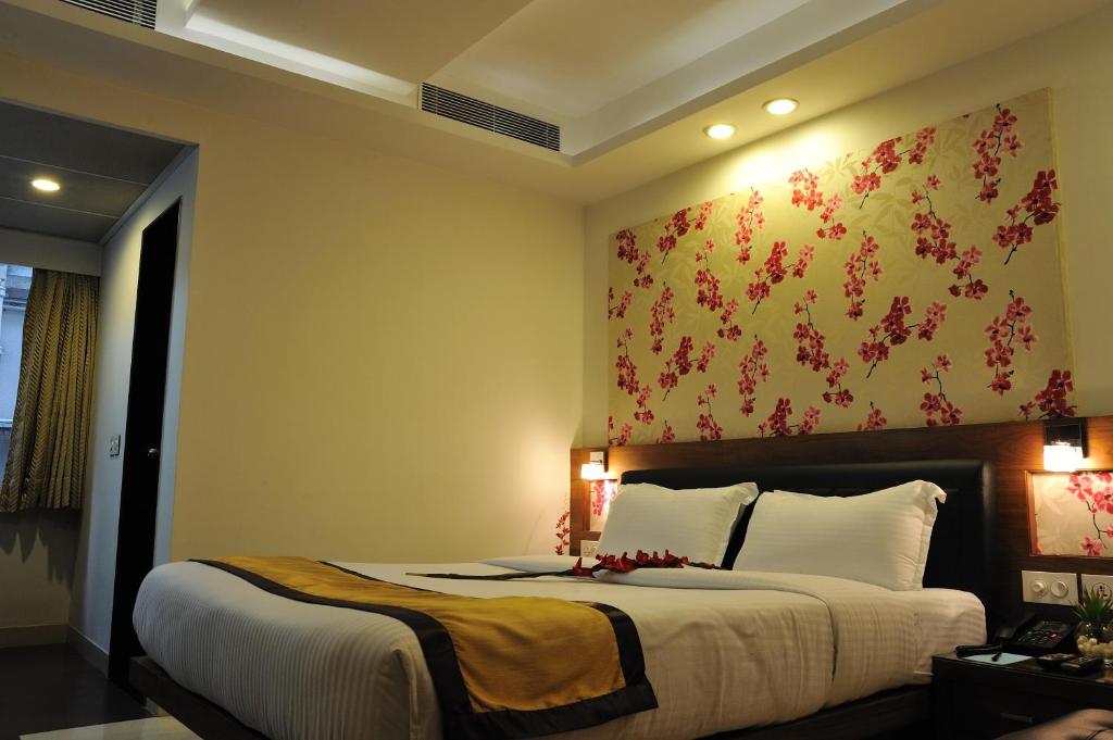 Postel nebo postele na pokoji v ubytování Hotel Niharika