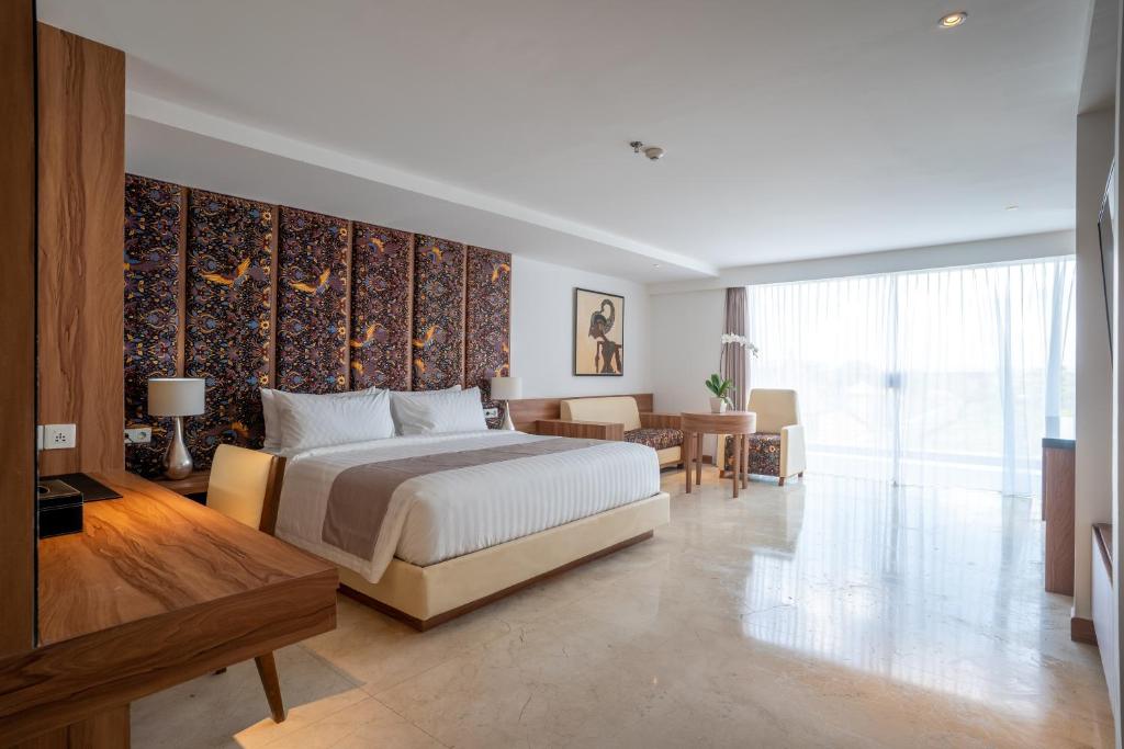 Postel nebo postele na pokoji v ubytování The Capital Hotel and Resort Seminyak