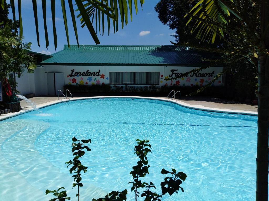 Bazén v ubytování Loreland Farm Resort nebo v jeho okolí