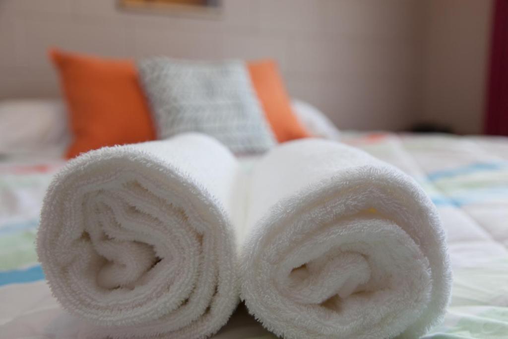 un paio di asciugamani posti sopra un letto di Otorohanga & Waitomo Motels a Otorohanga