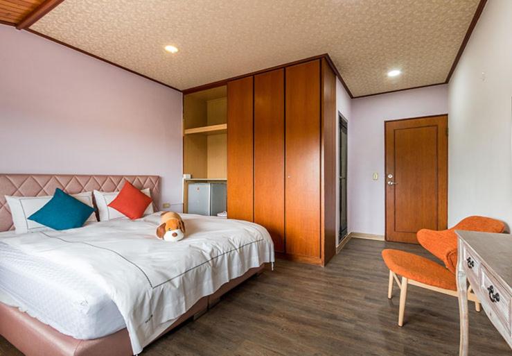 Una cama o camas en una habitación de GuiZhuLin B&B