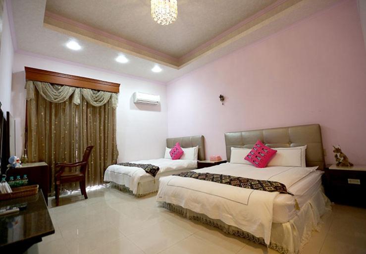 Una cama o camas en una habitación de GuiZhuLin B&B