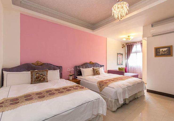 Una cama o camas en una habitación de GuiZhuLin B&B
