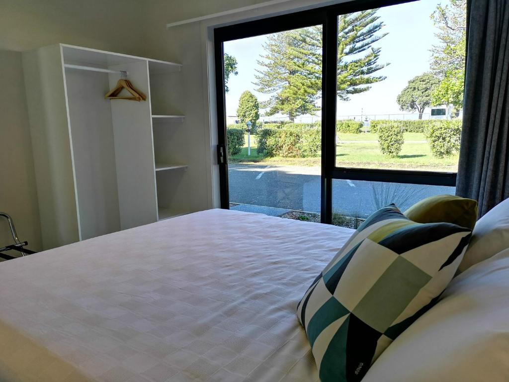 Postel nebo postele na pokoji v ubytování Waikanae Beach Ocean View Apartments