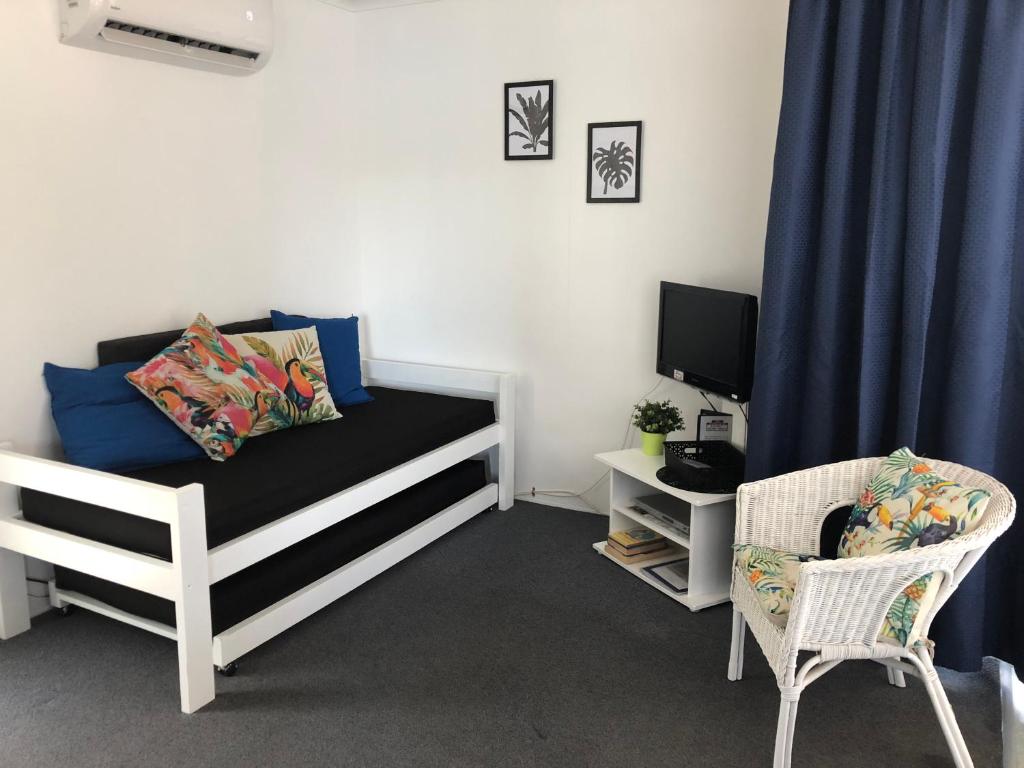 TV a/nebo společenská místnost v ubytování Maroochy River Bungalows