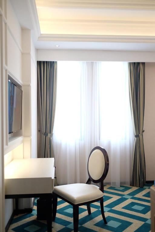 TV a/nebo společenská místnost v ubytování Hotel Des Indes Menteng