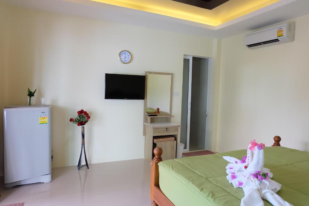 Habitación con cama y nevera. en Chokdee Resort, en Ko Chang
