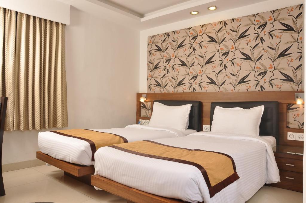 Postel nebo postele na pokoji v ubytování Hotel Niharika