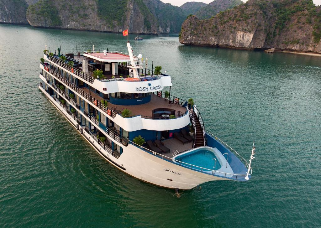 un navire de croisière dans une masse d'eau dans l'établissement Rosy Cruises, à Hạ Long
