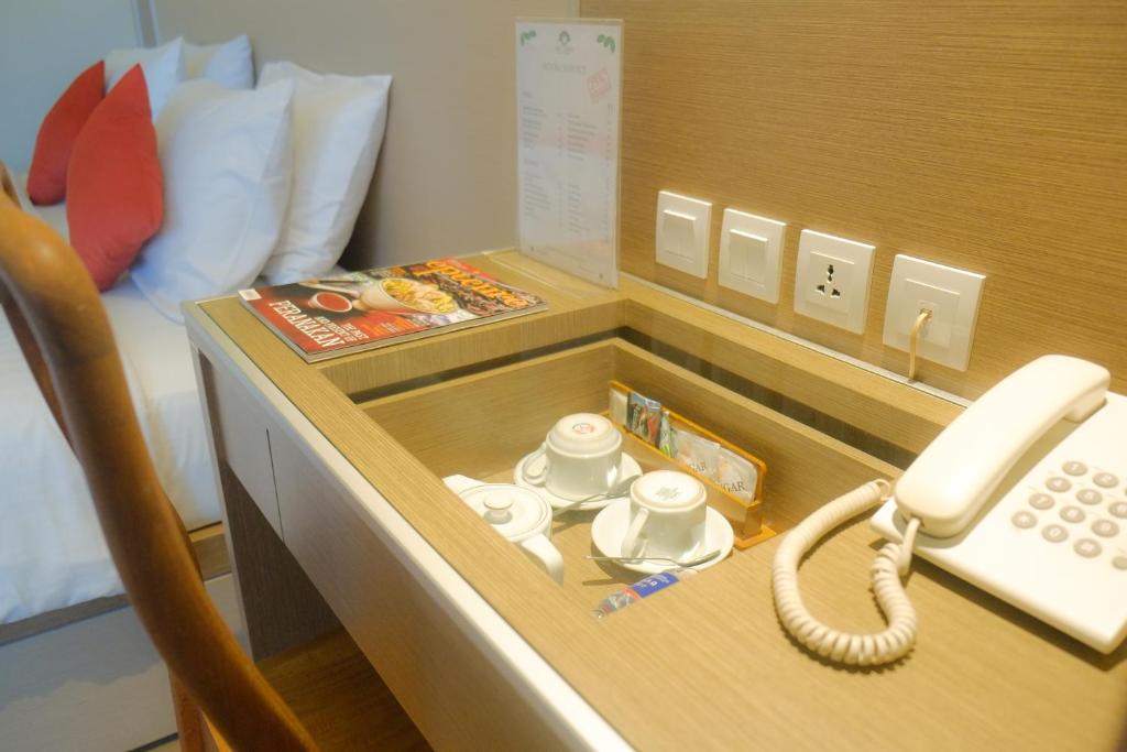 Příslušenství pro přípravu čaje a kávy v ubytování Mutiara Hotel and Convention