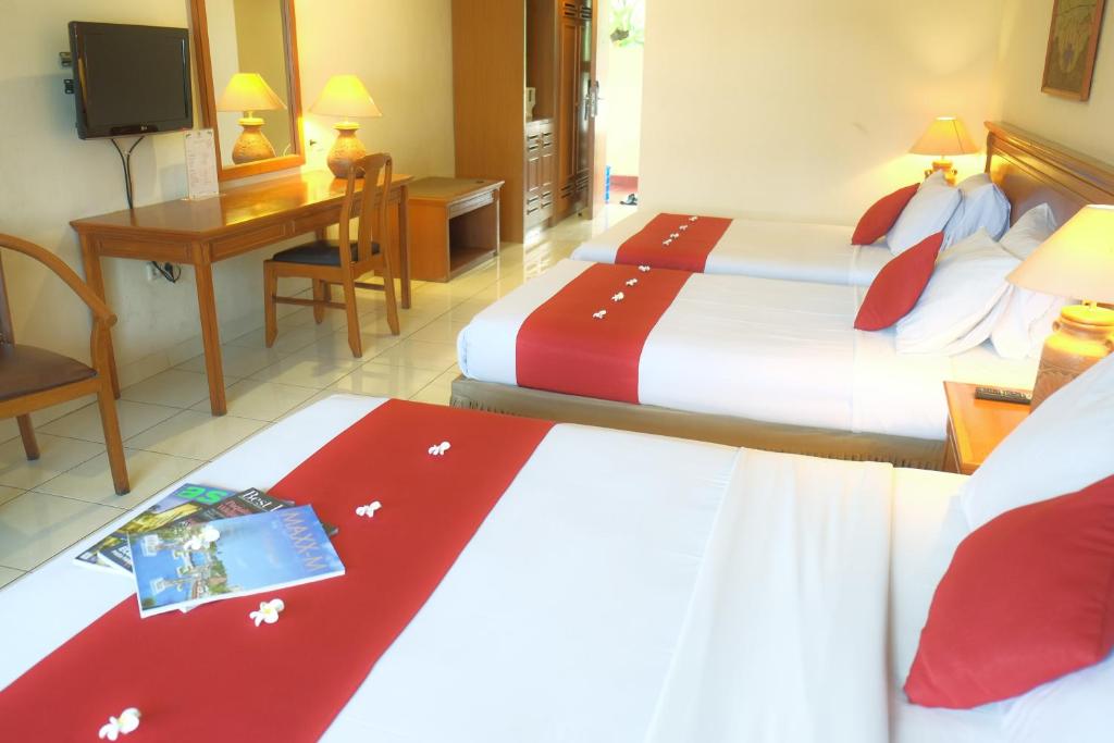 Postel nebo postele na pokoji v ubytování Mutiara Hotel and Convention