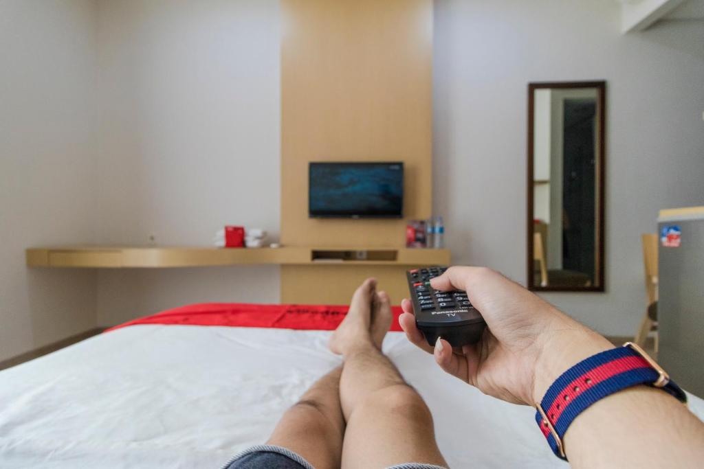 TV a/nebo společenská místnost v ubytování RedDoorz at H Agus Salim Street Pontianak