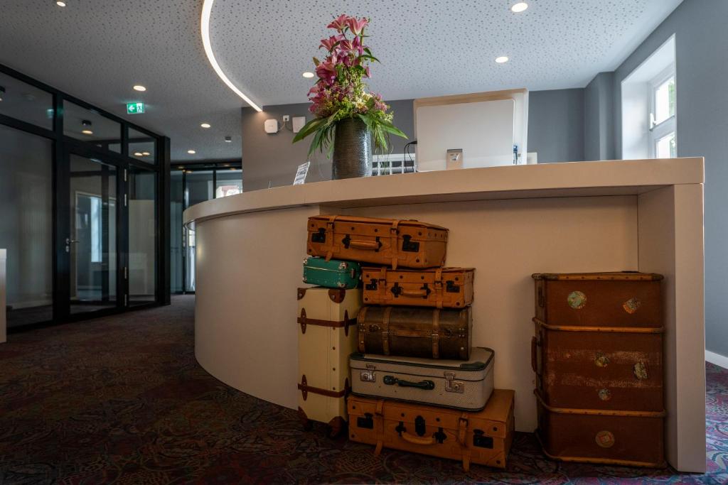 a bunch of suitcases stacked on top of each other at Villa Prinzhorn in Diepholz