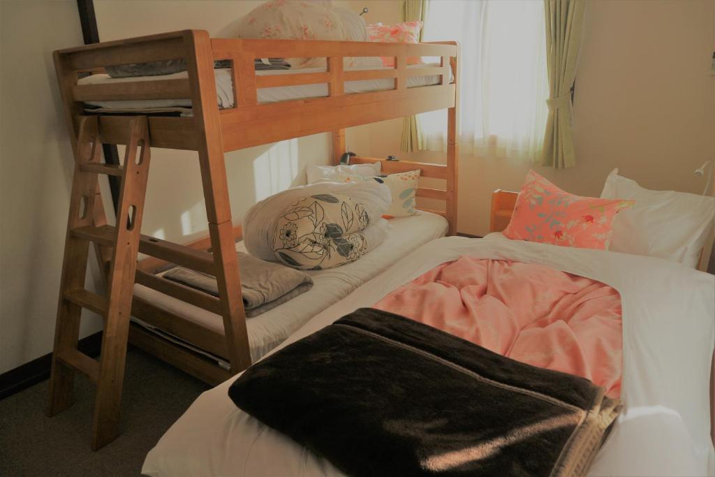 Postel nebo postele na pokoji v ubytování Hana Hostel Fujisan