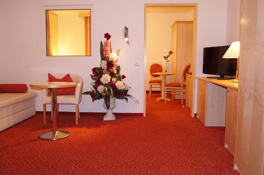 Een TV en/of entertainmentcenter bij All Inclusive Hotel Sonnenhügel
