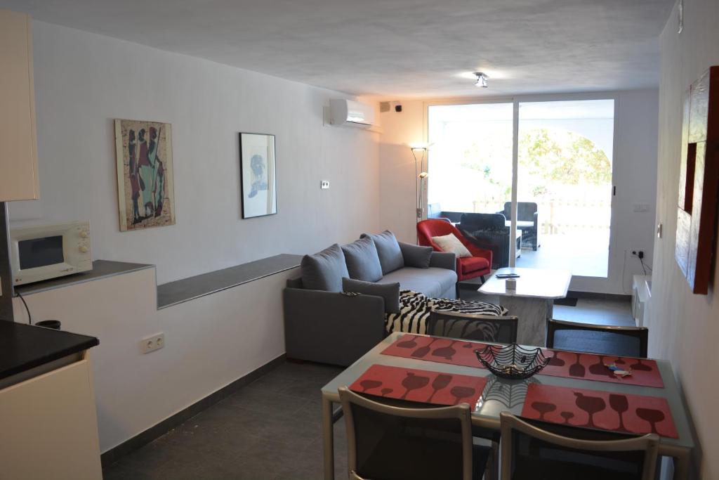 Posezení v ubytování Lovely bungalow for four close to beach and city in Torrevieja
