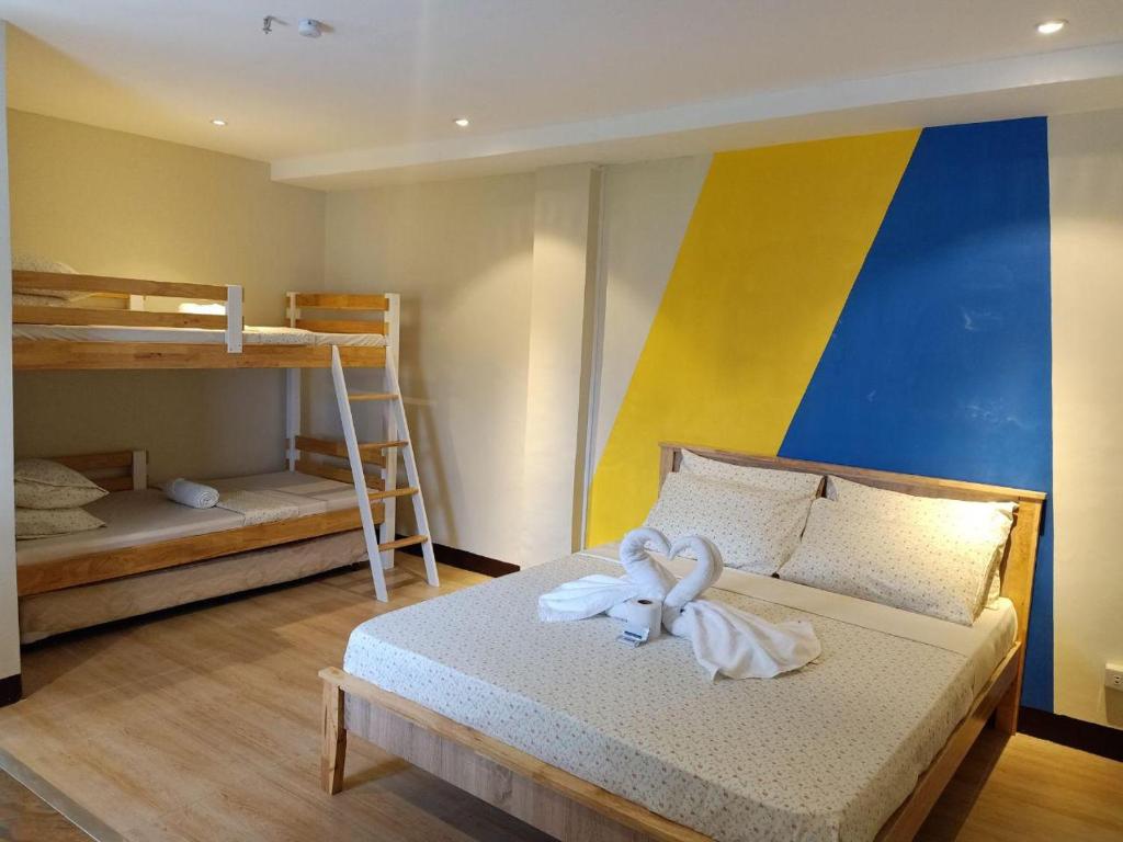 ボラカイにあるMagarbo Hotelのベッドルーム1室(二段ベッド2台、弓付きベッド1台付)