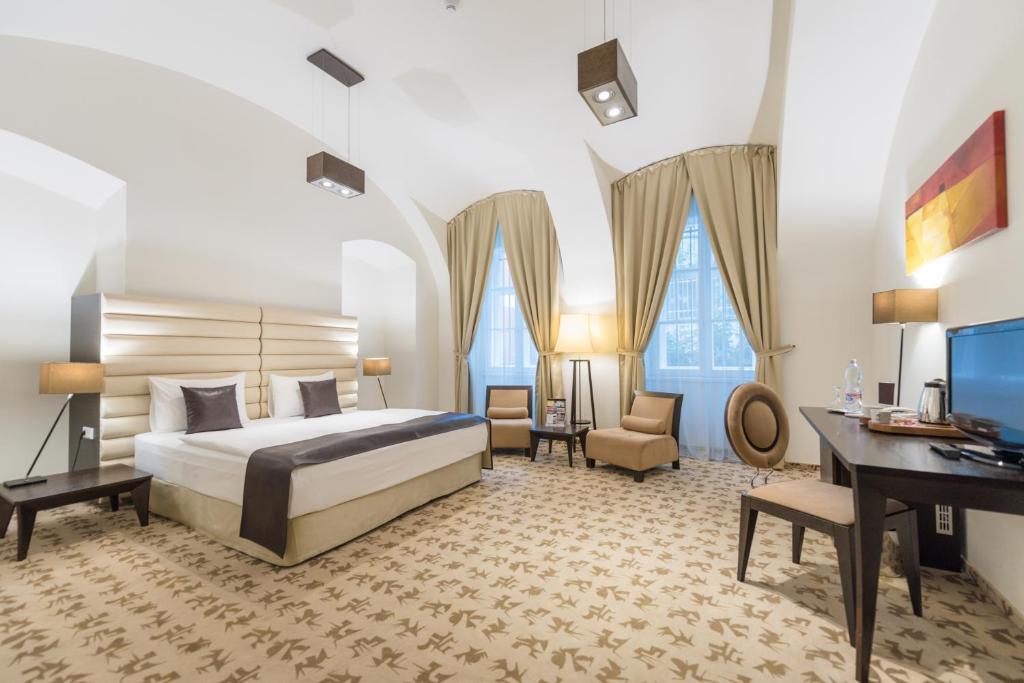 Postel nebo postele na pokoji v ubytování Buda Castle Hotel Budapest