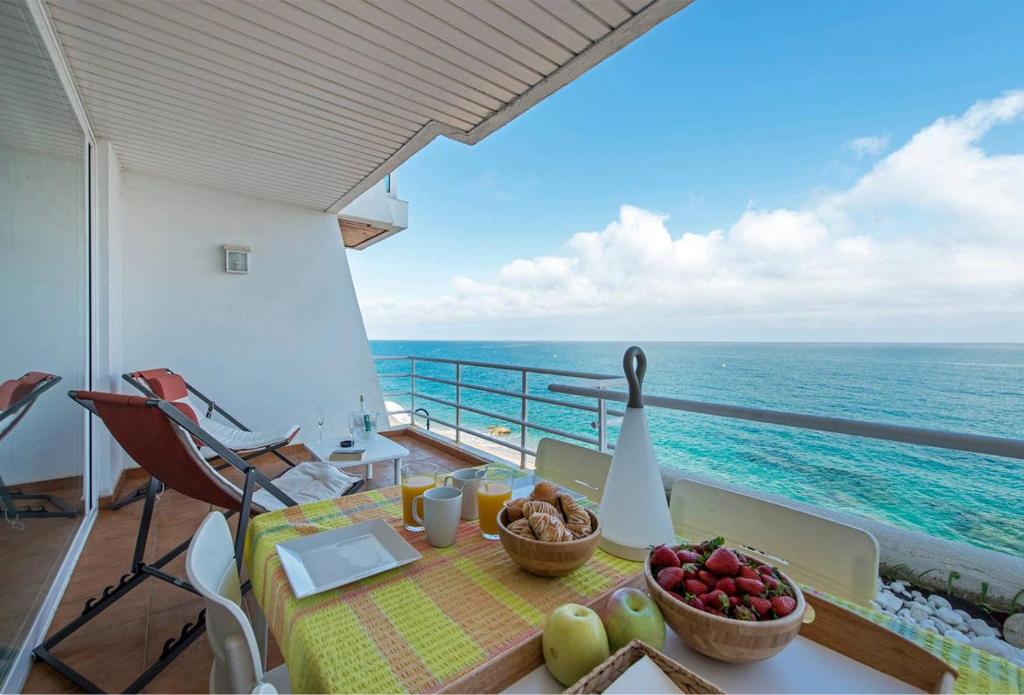 een tafel op een balkon met uitzicht op de oceaan bij Llevant - Vistas espectaculares in San Pol de Mar
