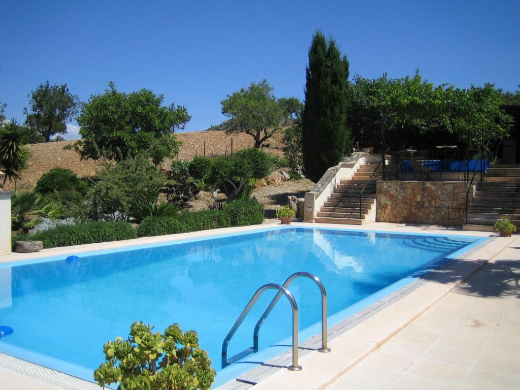 una piscina en una villa con árboles y escaleras en Agroturisme Perola - Only Adults en Llucmajor