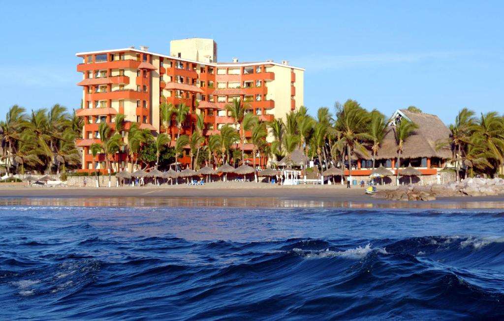 un hotel en la playa junto al océano en Luna Palace en Mazatlán
