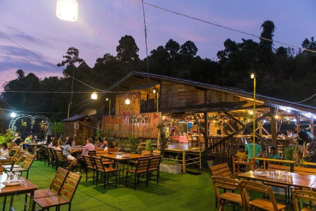 Gallery image of Keereewarin in Ban Chieo Ko