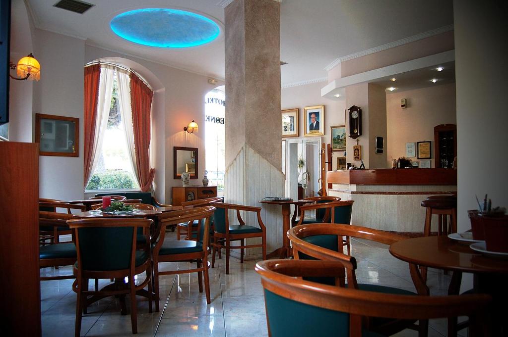 A seating area at Diethnes