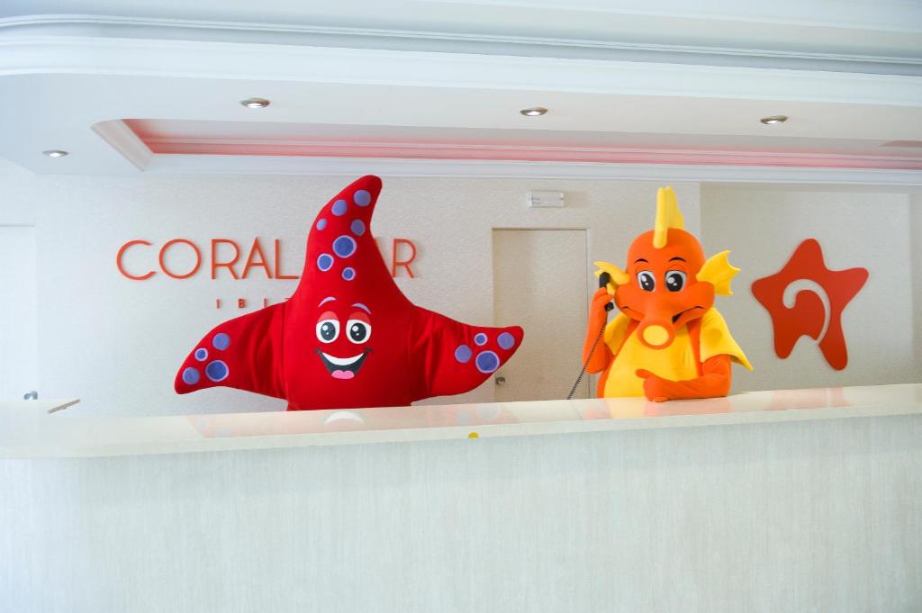 une étagère avec deux clowns dans une pièce dans l'établissement Coral Star Hotel, à Bahía de Sant Antoni