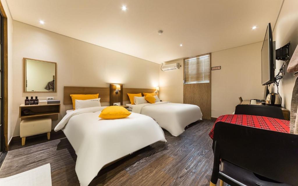 Postel nebo postele na pokoji v ubytování Incheon Soma Hotel