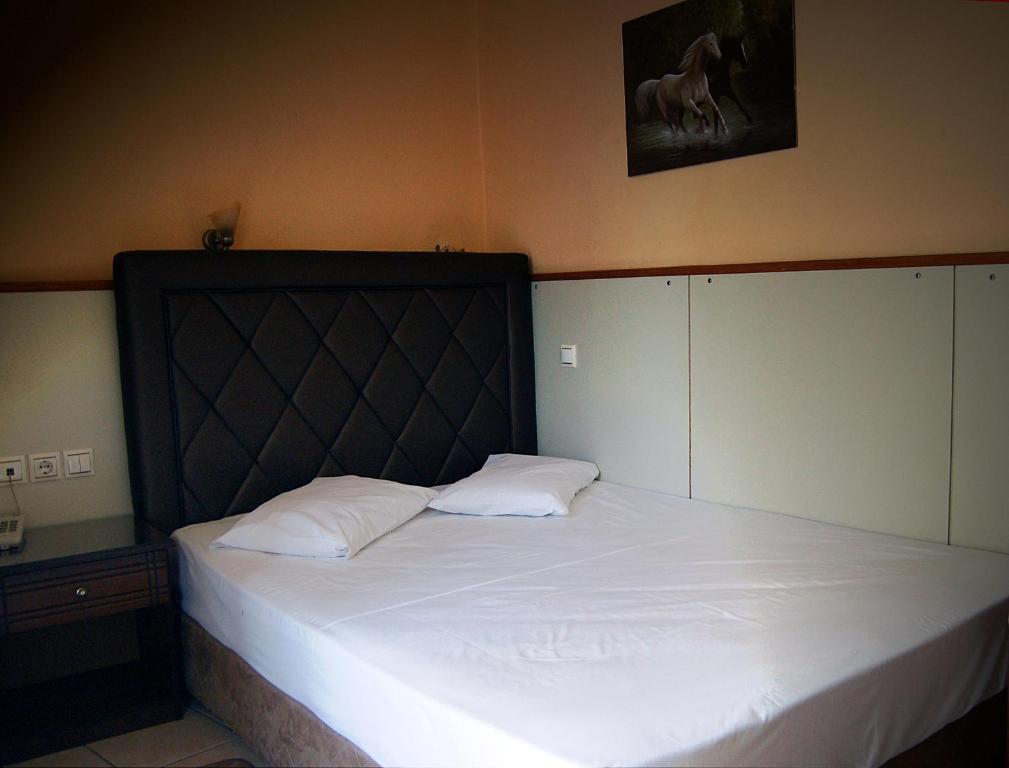 A bed or beds in a room at Diethnes