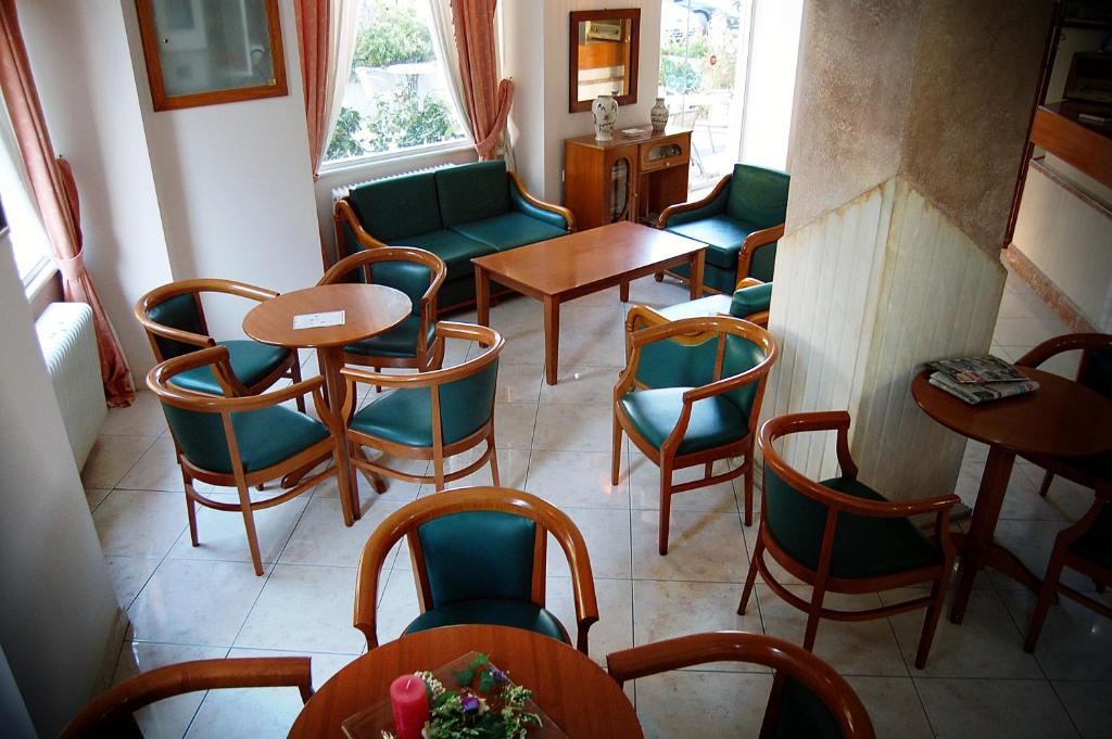 A seating area at Diethnes