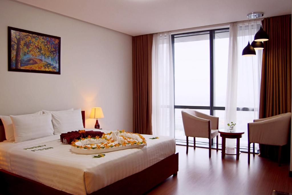 Postel nebo postele na pokoji v ubytování Da Nang Han River Hotel