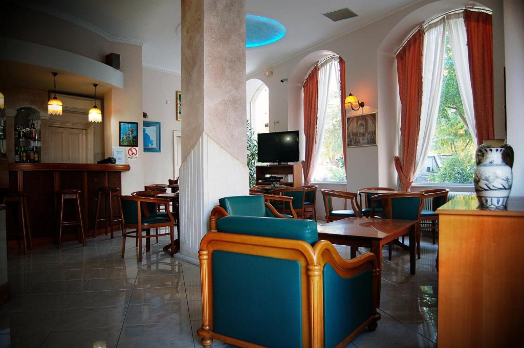 A television and/or entertainment centre at Diethnes