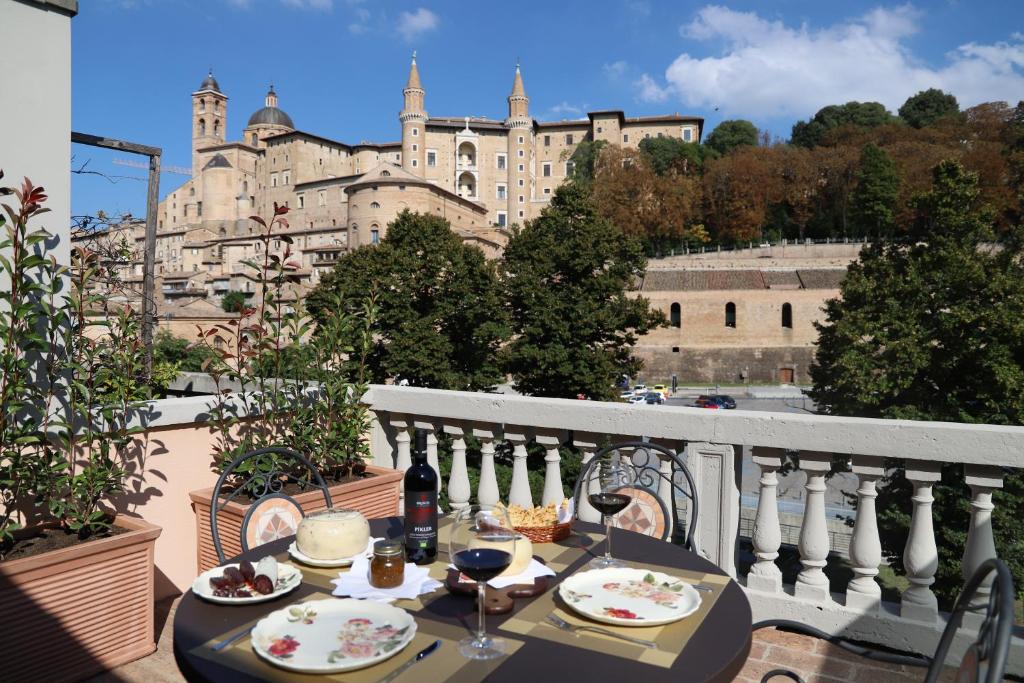 stół z talerzami żywności na balkonie w obiekcie Balcone sulle Meraviglie w mieście Urbino