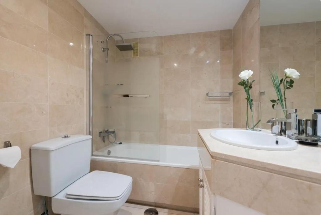 A bathroom at Charming 2 Bedroom Trocadero Arena area
