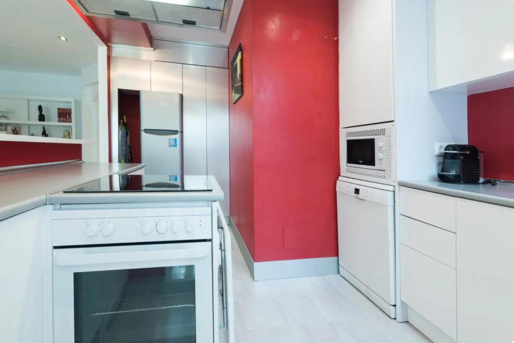 A kitchen or kitchenette at Charming 2 Bedroom Trocadero Arena area