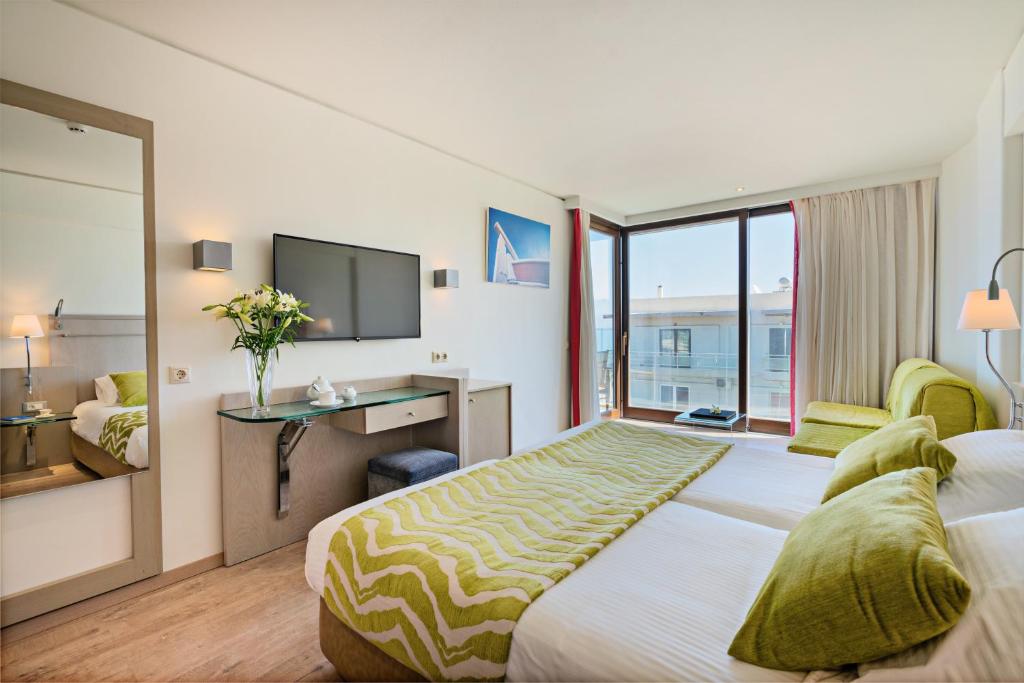 Postel nebo postele na pokoji v ubytování Kriti Beach Hotel