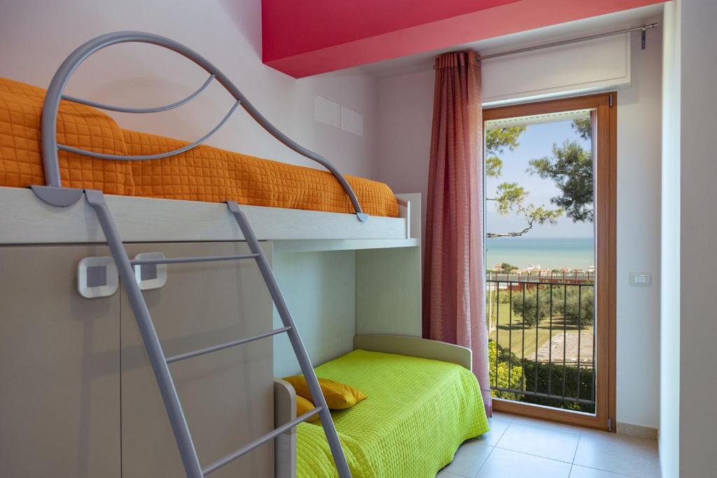 a bedroom with a bunk bed with a window at Casa e Mare in Montignano